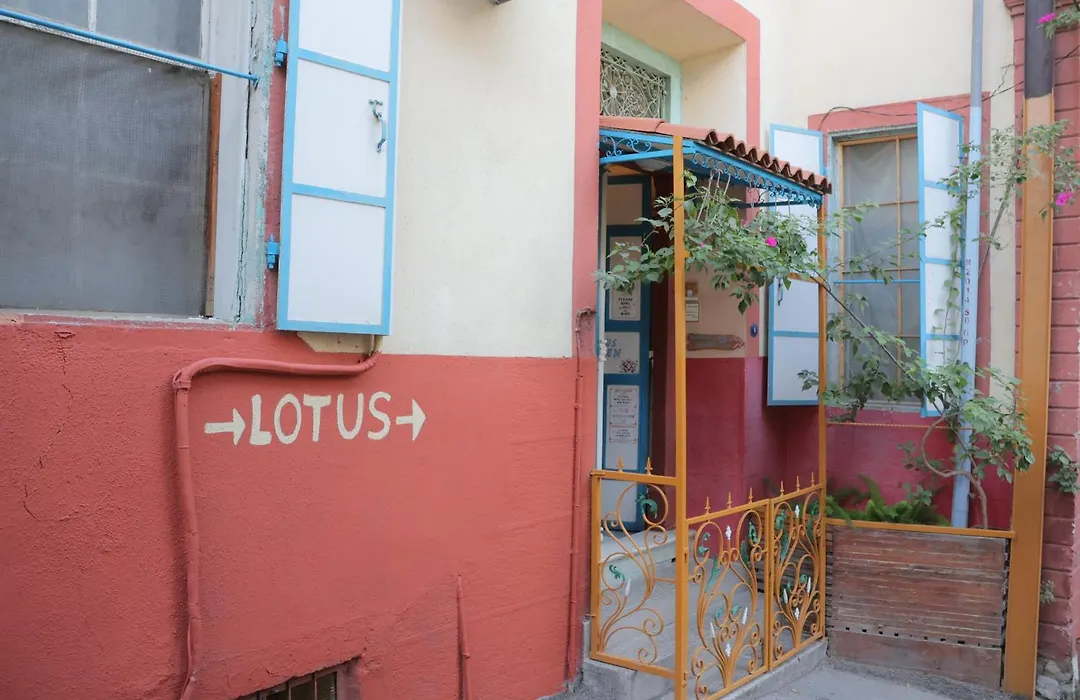 Lotus Garden Hostel Izmir-1