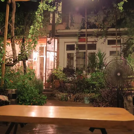 Lotus Garden Hostel Izmir-3